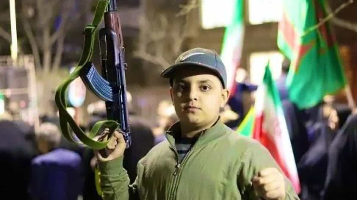 یک پسر بچه با تفنگ