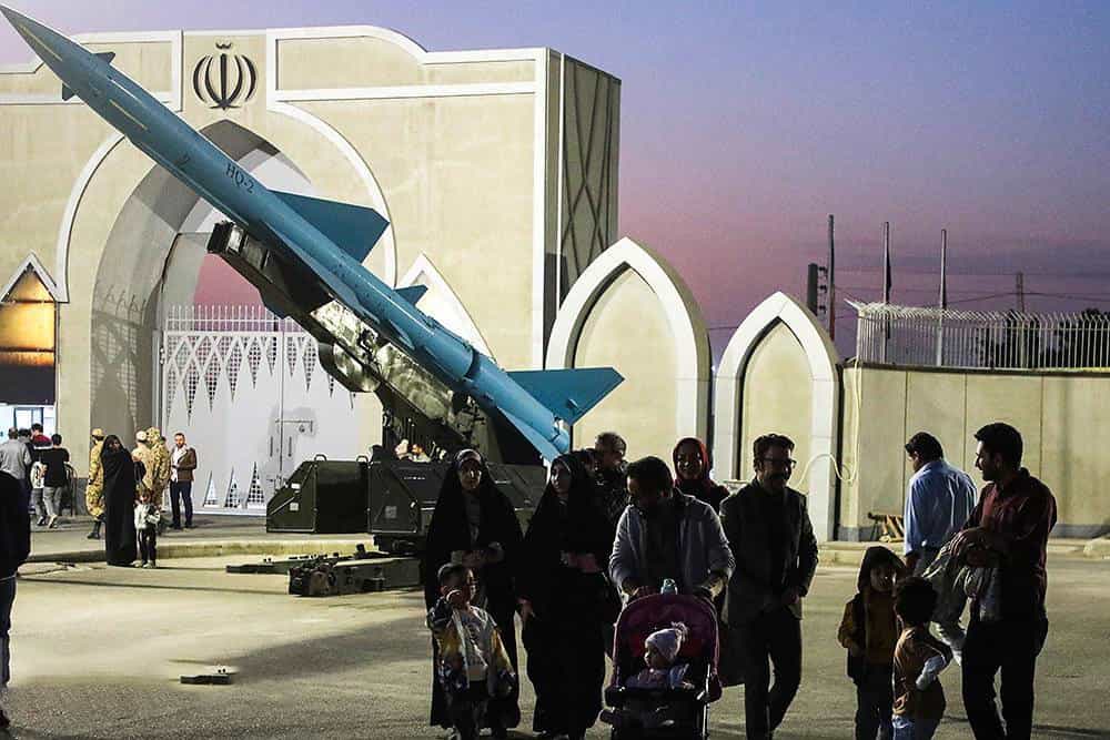نمایشگاه موشکی سپاه در تهران- جوان