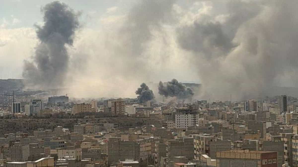 نمایی از تبریز و دود انفجار حمله نظامی