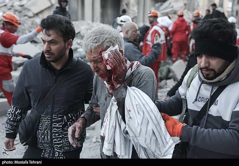 پیرمردی زخمی و یک مرد جوان