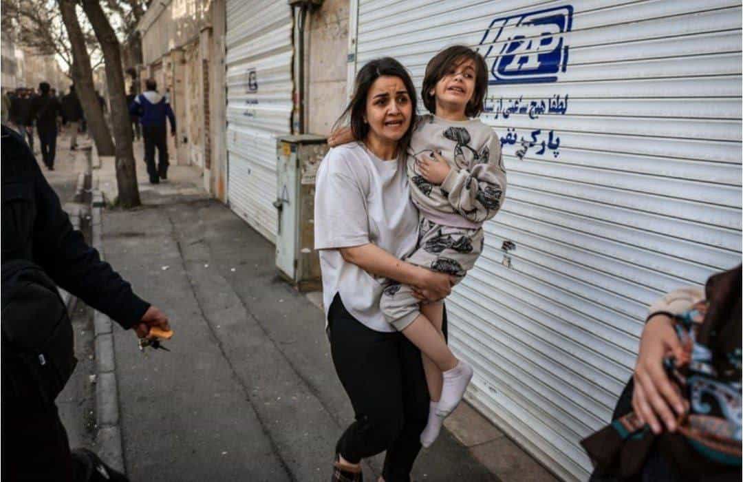 یک دختر و مادر جنگ زده