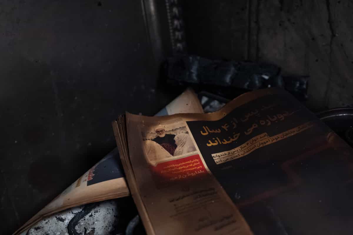 «نمای داخلی ساختمان ورزش و جوانان در نیشابور، ایران، در تاریخ ۱۴ ژانویه ۲۰۲۶، که در آن روزنامه‌های سوخته در میان دیگر اموال آسیب‌دیده و سوخته دیده می‌شود. این تصویر پس از اعتراضات سراسری ضددولتی که اوایل همین ماه در سراسر ایران رخ داد، ثبت شده است. (عکس از مرتضی امین‌الرعایایی / Middle East Images از طریق AFP)»