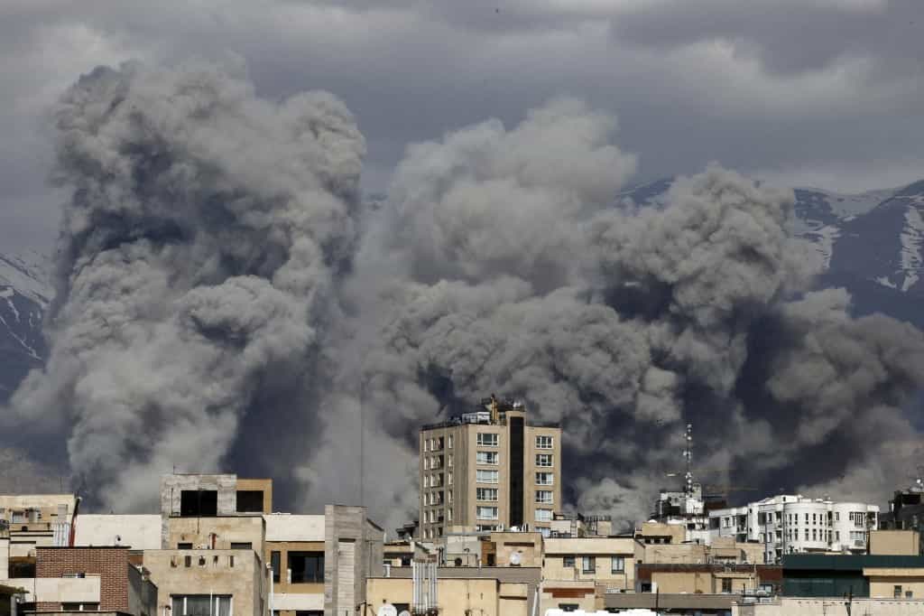 دود از منطقهای که هدف حملات قرار گرفته، به هوا برمیخیزد،