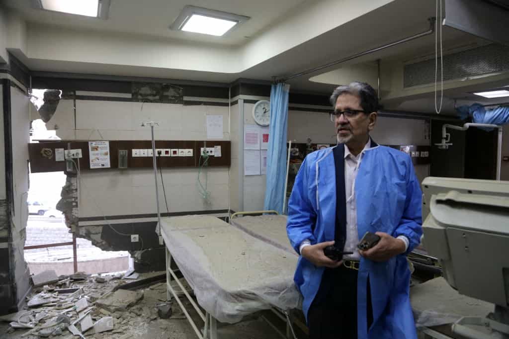 تصویر حمله به بیمارستان گاندی و یک کارمند بیمارستان با لباس آبی