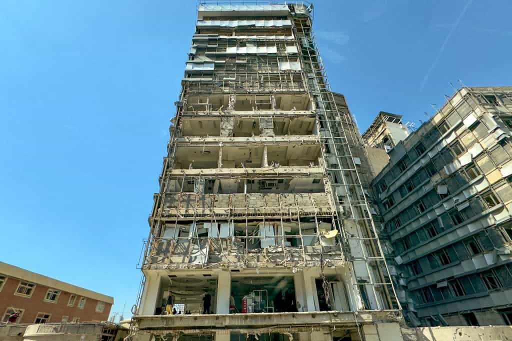 نمایی از نمای آسیب‌دیده بیمارستان گاندی در تهران در ۵ مارس ۲۰۲۶، پس از آنکه در ۱ مارس، در جریان حملات مشترک آمریکا و اسرائیل به پایتخت، یک پرتابه به برج ارتباطات تلویزیون دولتی و ساختمان‌های اطراف آن اصابت کرد.