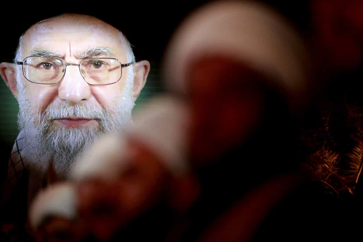 وحانیون مذهبی در میدان تحریر بغداد، نزدیک پوستری از رهبر فقید ایران آیت‌الله علی خامنه‌ای گرد آمده‌اند؛ او که در حمله ایالات متحده و اسرائیل به تهران ترور شد، در حالی که در تجمعی اعتراضی شرکت کرده‌اند. (۶ مارس ۲۰۲۶) ایالات متحده و اسرائیل در ۲۸ فوریه حملاتی را علیه ایران آغاز کردند که منجر به کشته شدن رهبر عالی ایران و فرماندهان ارشد نظامی شد و این امر مقامات ایرانی را وادار به تلافی با حملات به اسرائیل و نقاط مختلف خلیج فارس کرد. حملات تازه در ۶ مارس ایران و لبنان را لرزاند، در حالی که اسرائیل و ایالات متحده حملات خود را در جنگ گسترده خاورمیانه تشدید کردند و انفجارهای قدرتمند آسمان تهران را درهم شکست.