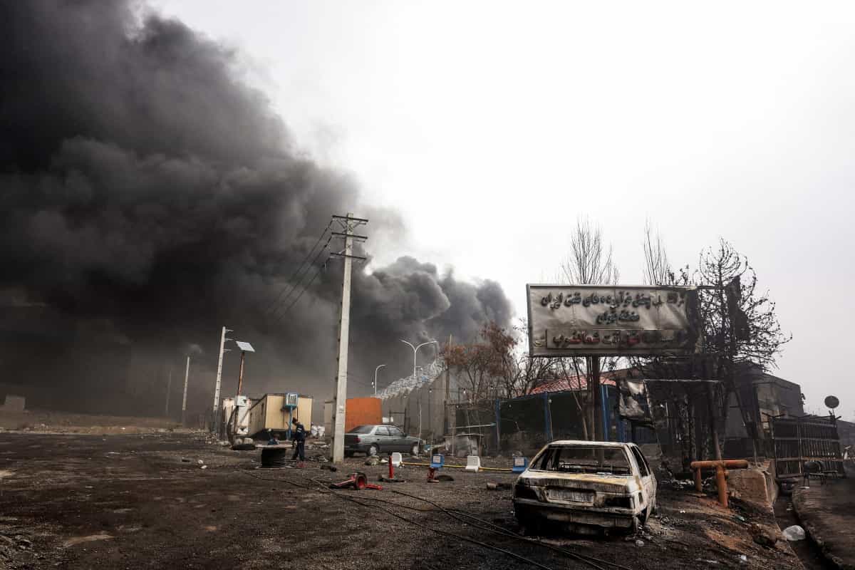 ستونهای دود از آتشسوزی مداوم پس از حمله هوایی شبانه به پالایشگاه نفت شهران در شمال غربی تهران در ۸ مارس ۲۰۲۶ بلند میشود.