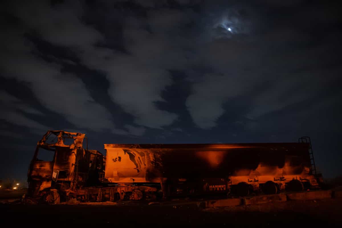 تهران، ایران - ۸ مارس: آتشسوزی در انبار نفت شهران پس از حملات ایالات متحده و اسرائیل آغاز شد و باعث از کار افتادن تعداد زیادی تانکر سوخت و وسایل نقلیه در منطقه گردید. تهران، ایران - ۸ مارس ۲۰۲۶. حسن قائدی / آنادولو (عکس از حسن قائدی / ANADOLU / Anadolu via AFP)