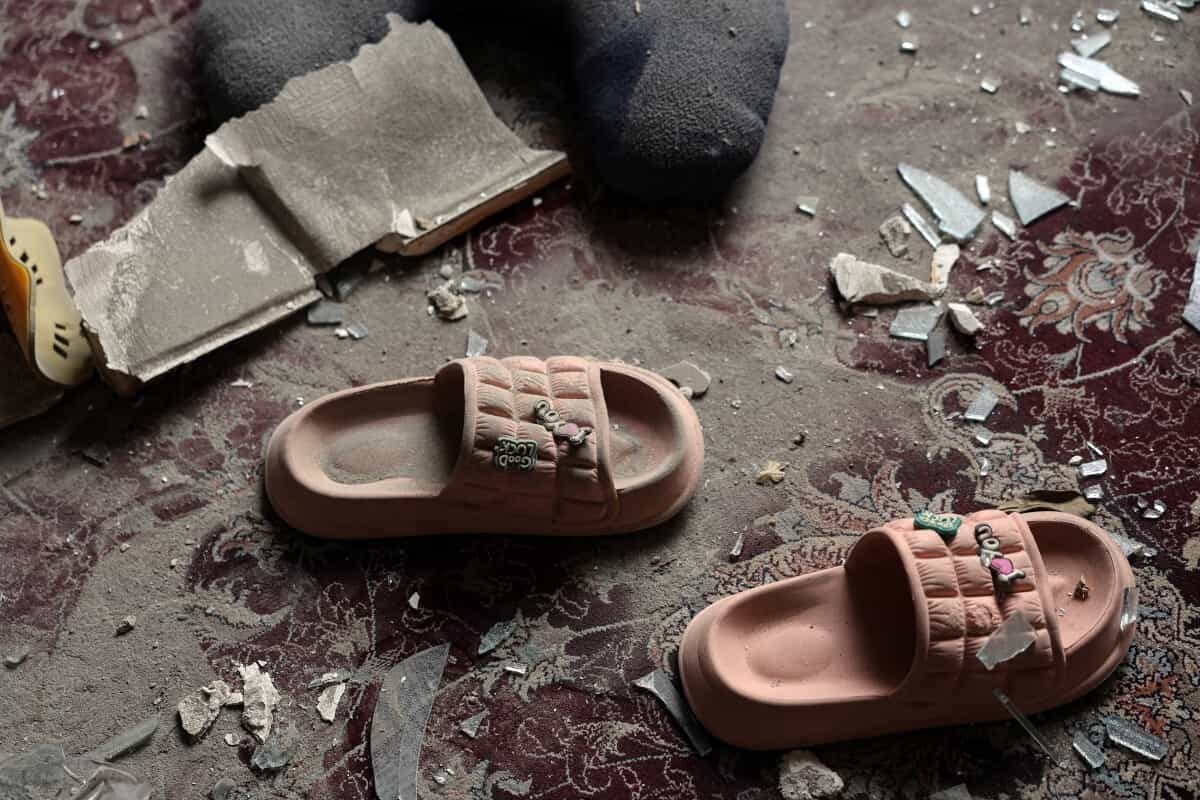 یک جفت صندل لاستیکی در داخل یک ساختمان مسکونی آسیب دیده پس از حمله هوایی در تهران، در ۱۲ مارس ۲۰۲۶ دیده میشود.