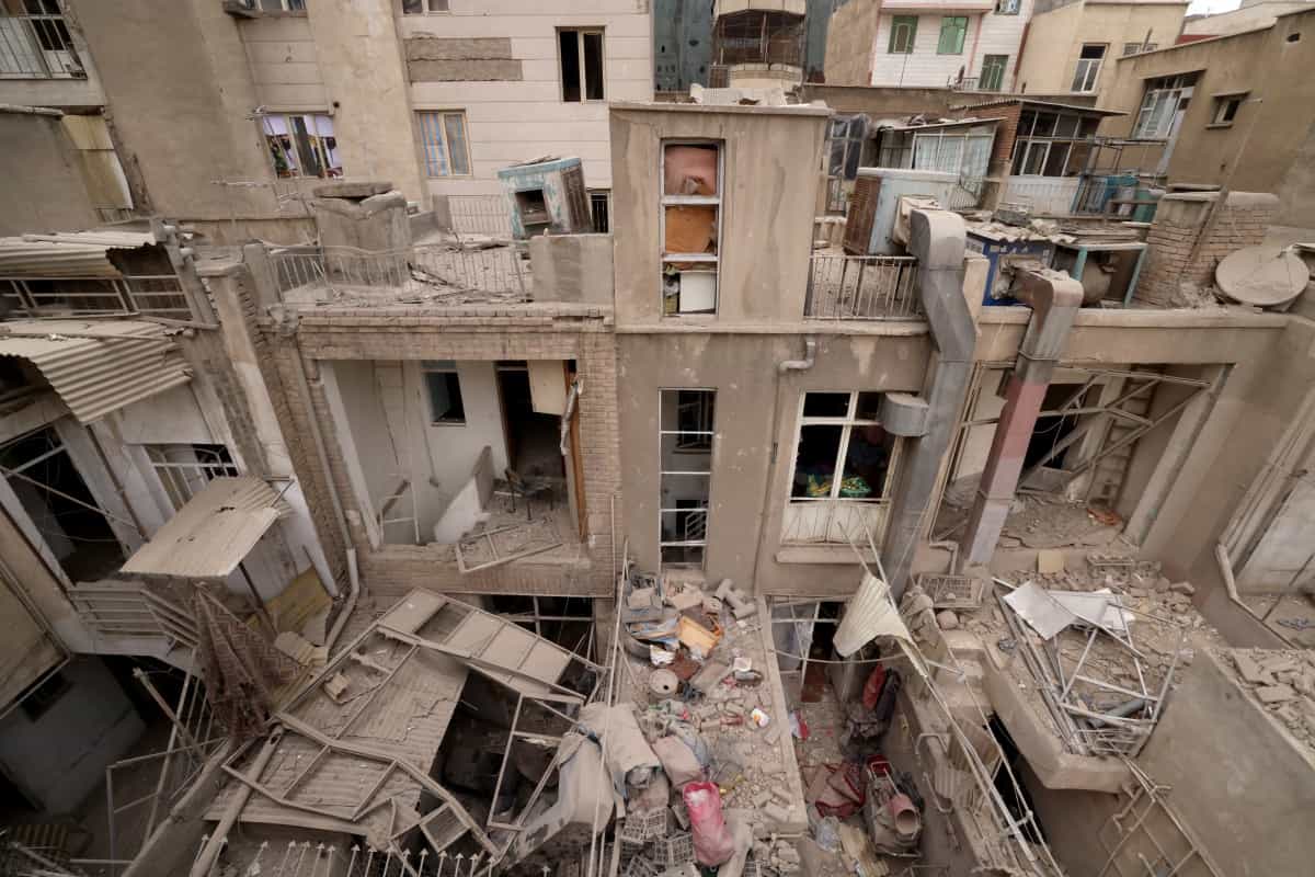 نمایی از یک محله مسکونی آسیب دیده پس از حمله نظامی به پایتخت ایران، تهران،