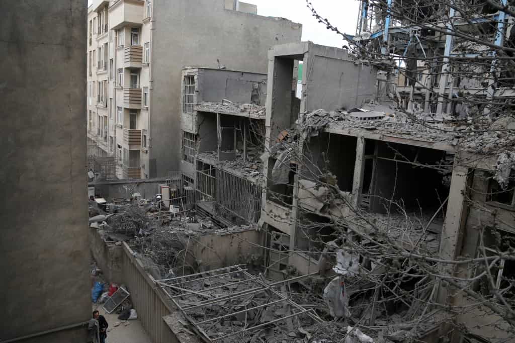 نمایی از ویرانی‌های گسترده در مناطق جوادیه و بریانک در نتیجه حملات آمریکا و اسرائیل در تهران، ایران در ۱۵ مارس ۲۰۲۶.