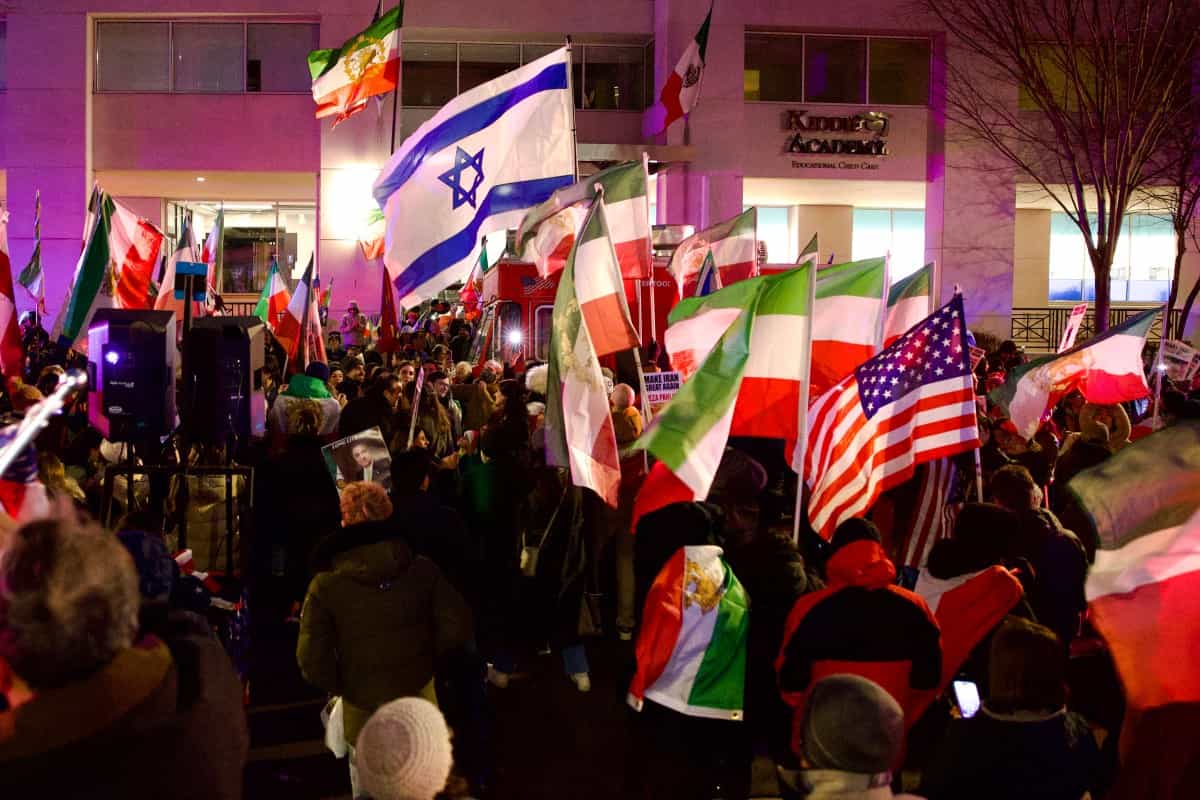 تعدادی هواداران پهلوی با پرچم های اسراییل و آمریکا