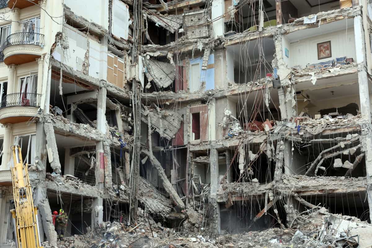 در ۲۳ مارس ۲۰۲۶ بر دیوار اتاقی در یک ساختمان مسکونی ویران شده در شمال تهران آویزان است. یک خبرنگار خبرگزاری فرانسه گفت که در ۲۳ مارس، همزمان با چهارمین هفته جنگ با ایالات متحده و اسرائیل، صدای چندین انفجار قوی در پایتخت ایران شنیده شد.