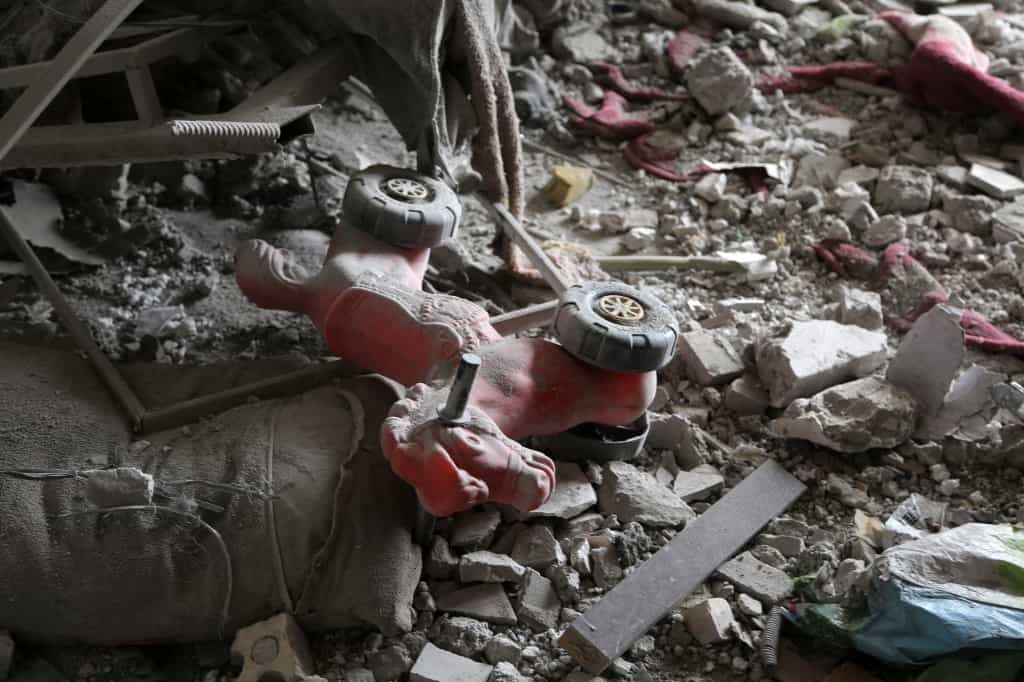 نمای داخلی یک خانه آسیب‌دیده در حالی که تیم‌های جستجو و نجات در حال انجام عملیات در خانه‌های آسیب‌دیده از حملات موشکی ایالات متحده و اسرائیل هستند که نیمه‌شب ۲۷ مارس ۲۰۲۶ در ری، جنوب تهران، ایران انجام شد.