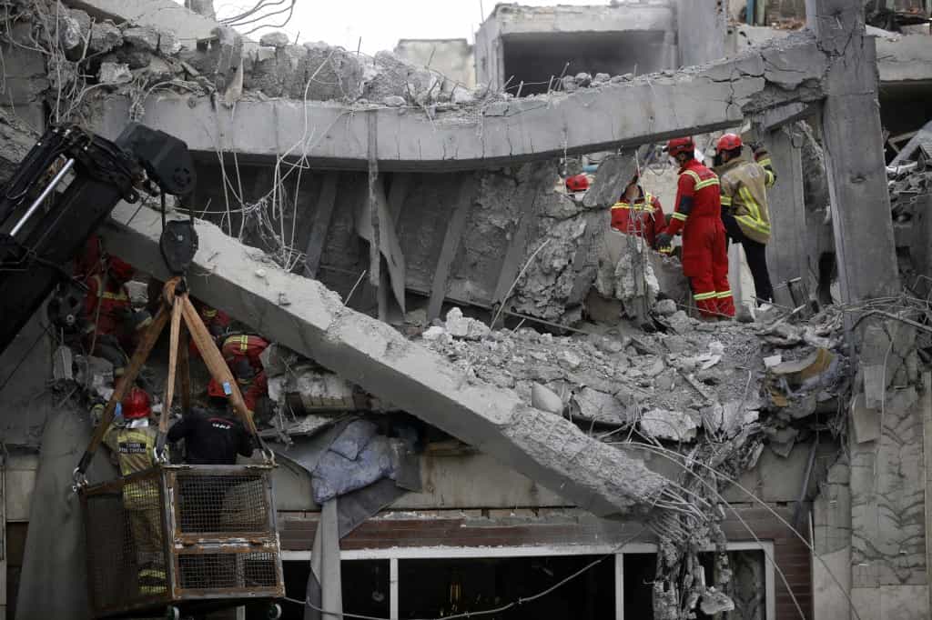 تیم‌های جستجو و نجات در حال انجام عملیات در خانه‌های آسیب‌دیده از حملات موشکی ایالات متحده و اسرائیل هستند که نیمه‌شب ۲۷ مارس ۲۰۲۶ در ری، جنوب تهران، ایران، انجام شد.