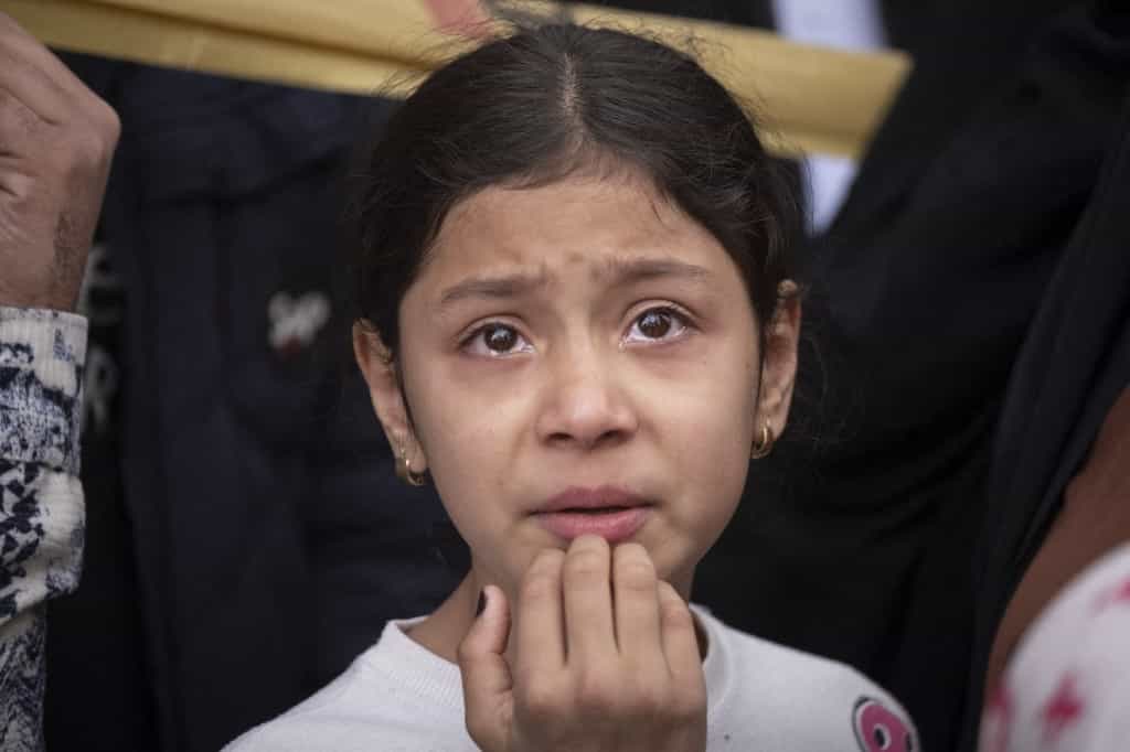 دختر نوجوانی در حالی که در منطقه‌ای که در جریان عملیات نظامی ایالات متحده و اسرائیل در تهران، ایران، در ۲۷ مارس ۲۰۲۶ آسیب دیده است، گریه می‌کند