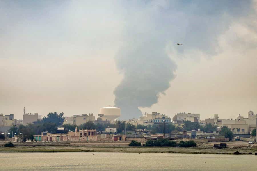 در نمایی دور از مخازن سوخت ستونی از دود به هوا برخاسته است.