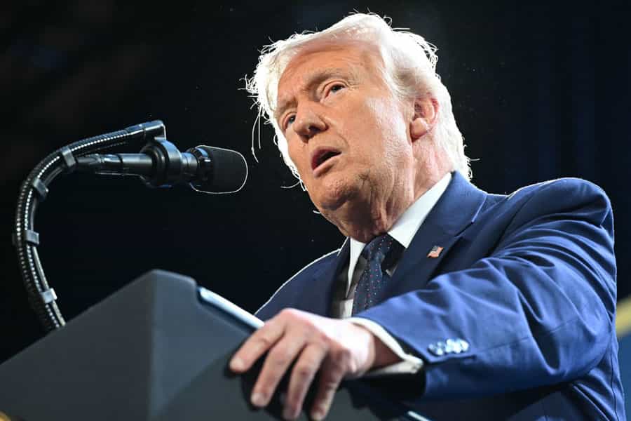 چهره دونالد ترامپ در پشت تریبون هنگام سخنرانی