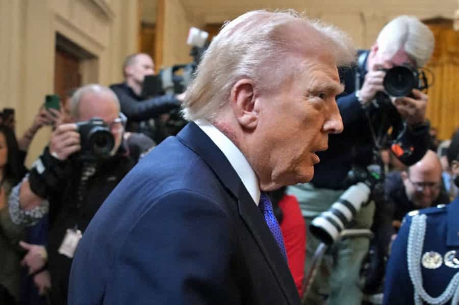 تصویری از نیمرخ دونالد ترامپ هنگام عبور از جلوی عکاسان خبری