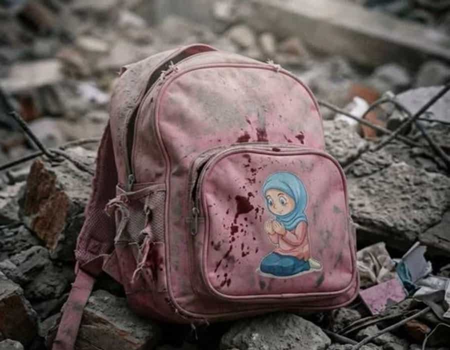 کیف به جا مانده – از تصویرهای پس از بمباران مدرسهای در میناب، ۹ اسفند ۱۴۰۴