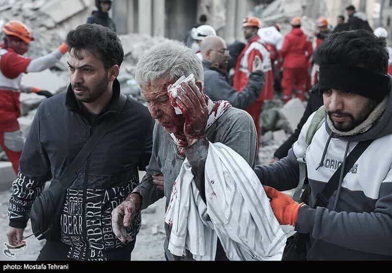 یک پیرمرد زخمی و دو مرد جوان در ویرانه جنگ تهران