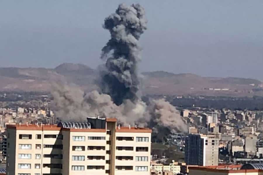 در میان ساختمان‌های شهر ارومیه و در میانه‌ی روز، بمبی منفجر شده و دود سیاهی به آسمان برخاسته است.