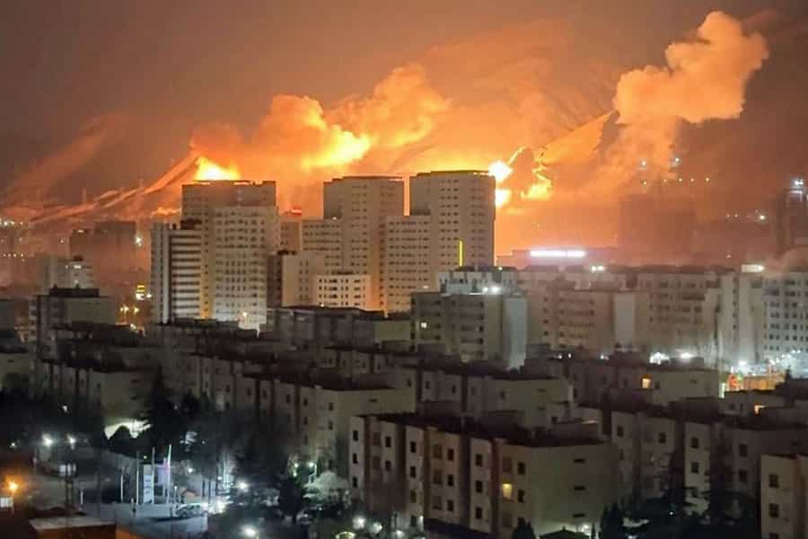 در هوای تاریک شهر تهران روشنایی انفجارهایی در پس خانه‌های مسکونی فضا را روشن کرده است.