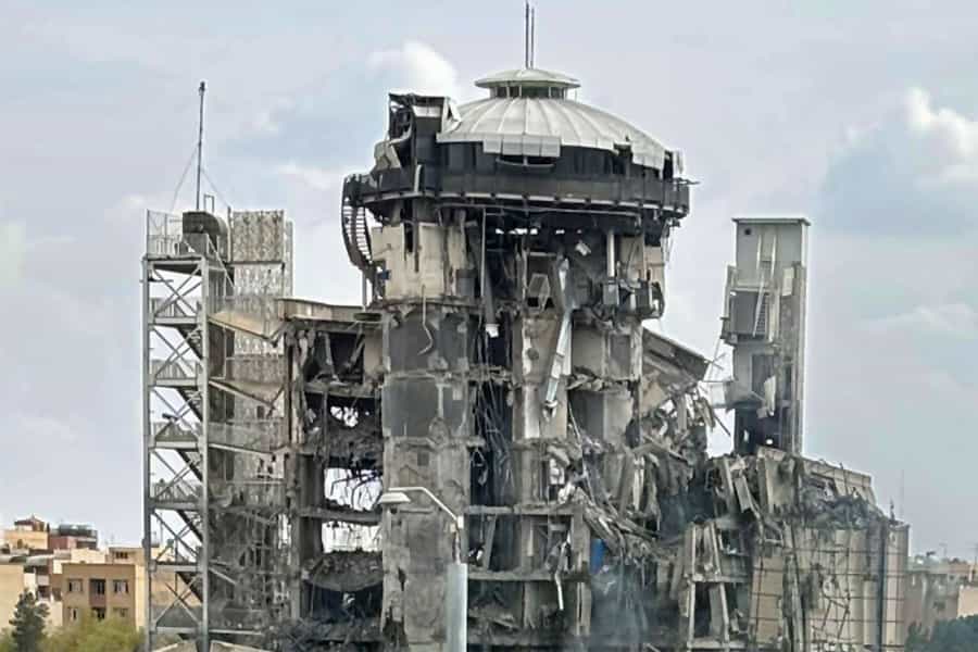 نمایی از ساختمان اپتیک صاایران که ویران شده است.