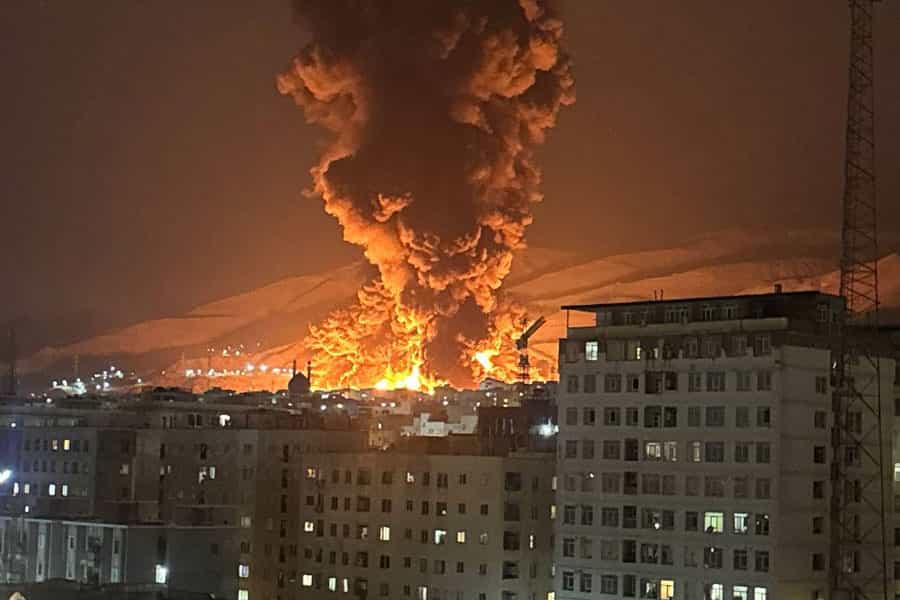 تصویری شبانه از انفجار عظیم در انبار نفت شهران تهران