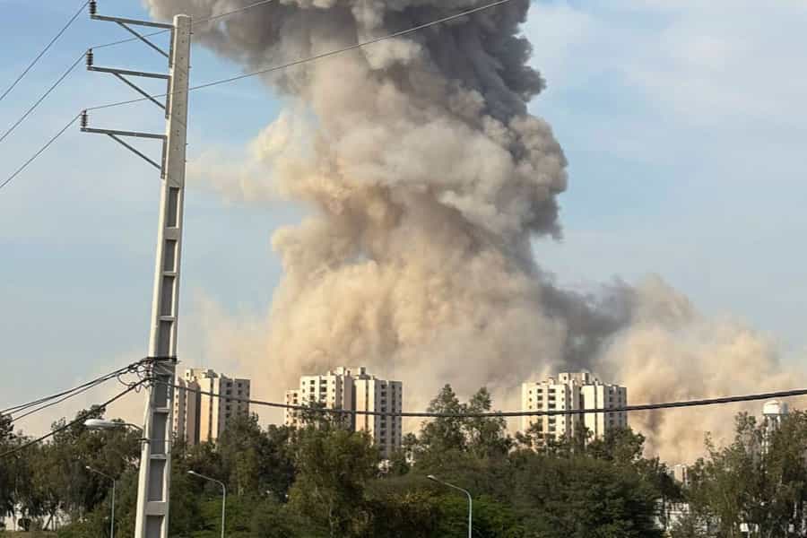 در پشت چند مجتمع مسکونی بمبی قوی منفجر شده و دود عظیم آن به هوا برخاسته است.