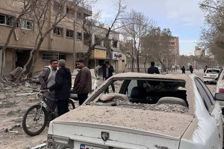 در خیابانی آوار پس از بمباران ریخته است. یک خودرو شیشه‌هایش شکسته و چند نفر در کنار آن در حال گفت‌وگو هستند. چند نفر هم در خیابان دثده می‌شوند.