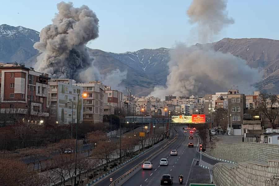 در انتهای تصویری از تهران دو بمب منفجر شده است.