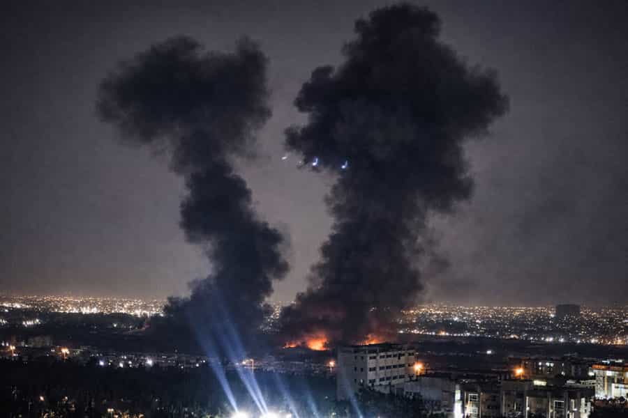 در تاریکی شب و نمایی دور از شهر دو بمب منفجر شده و دود آن‌ها به آسمان برخاسته است.