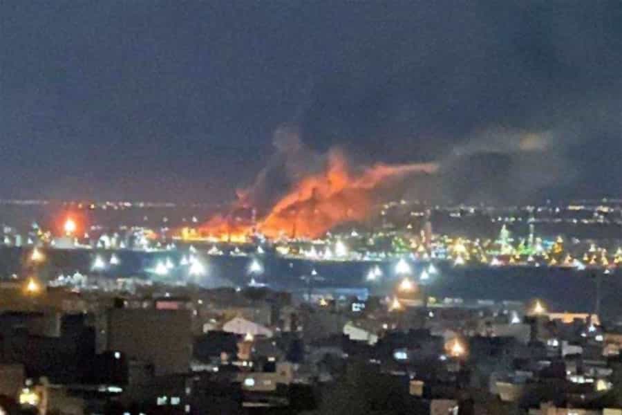 در تاریکی شب انفجاری در میانه تصویری از شهر تبریز دیده می‌شود.