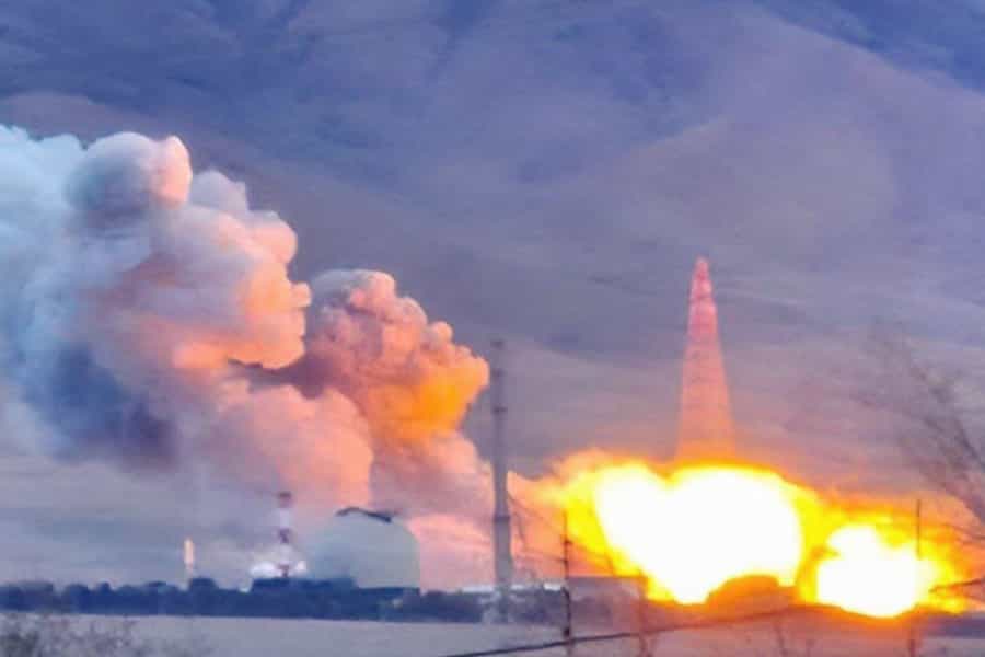 تصویری از انفجار در کنار یک دکل. دود ناشی از انفجار به آسمان برخاسته است.