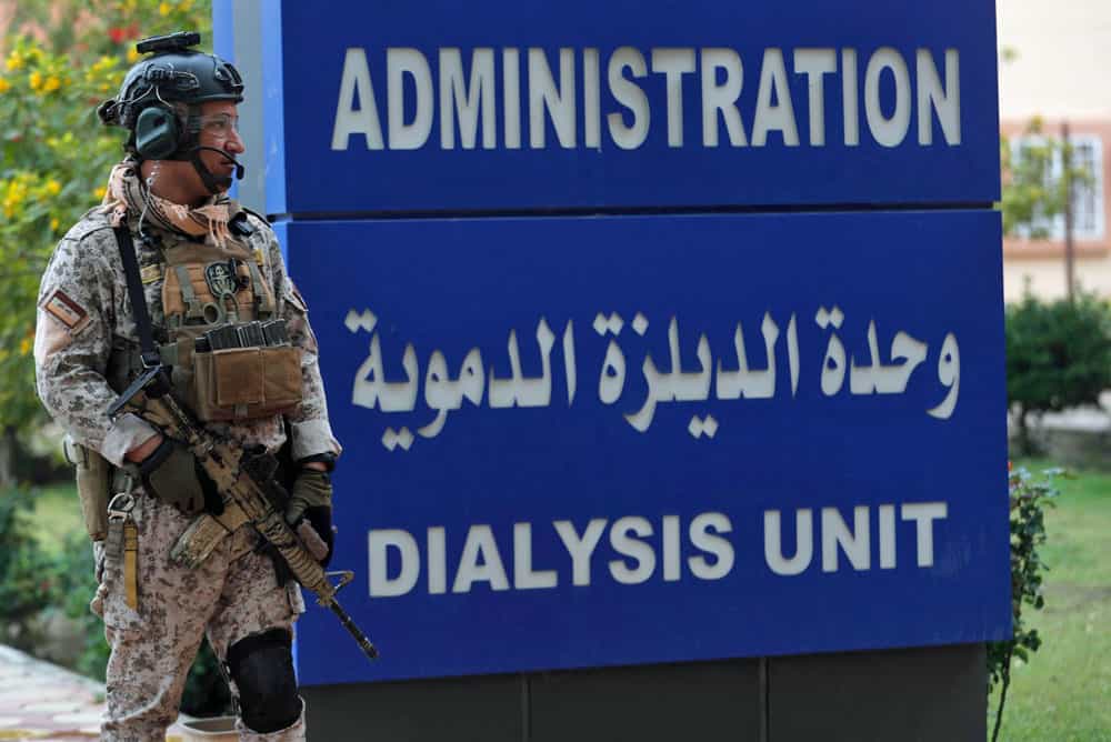 یک سرباز عراقی با اسلحه در ورودی بیمارستان فلوجه نگهبانی میدهد.