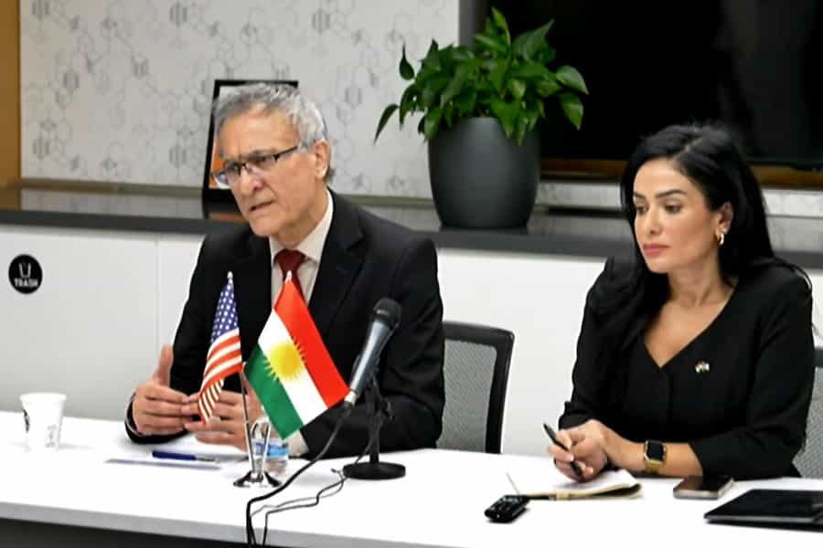 تصویری از خالد عزیزی، سخنگوی حزب دموکرات کردستان ایران در کنار سمیرا قادری مجری نشست خبری در واشنگتن