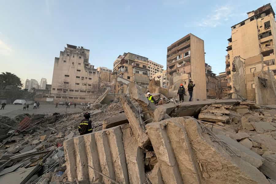 پس از بمباران هوایی چند نیروی امدادگر بر روی آوار یک خانه ویران‌شده دیده می‌شوند.