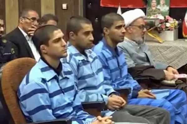 چهره سه زندانی اعدام شده با لباس های زندان در دادگاه