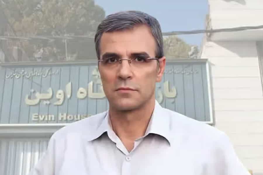 تصویری از چهره رضا خندان که در پسزمینه آن زندان اوین دیده می شود.