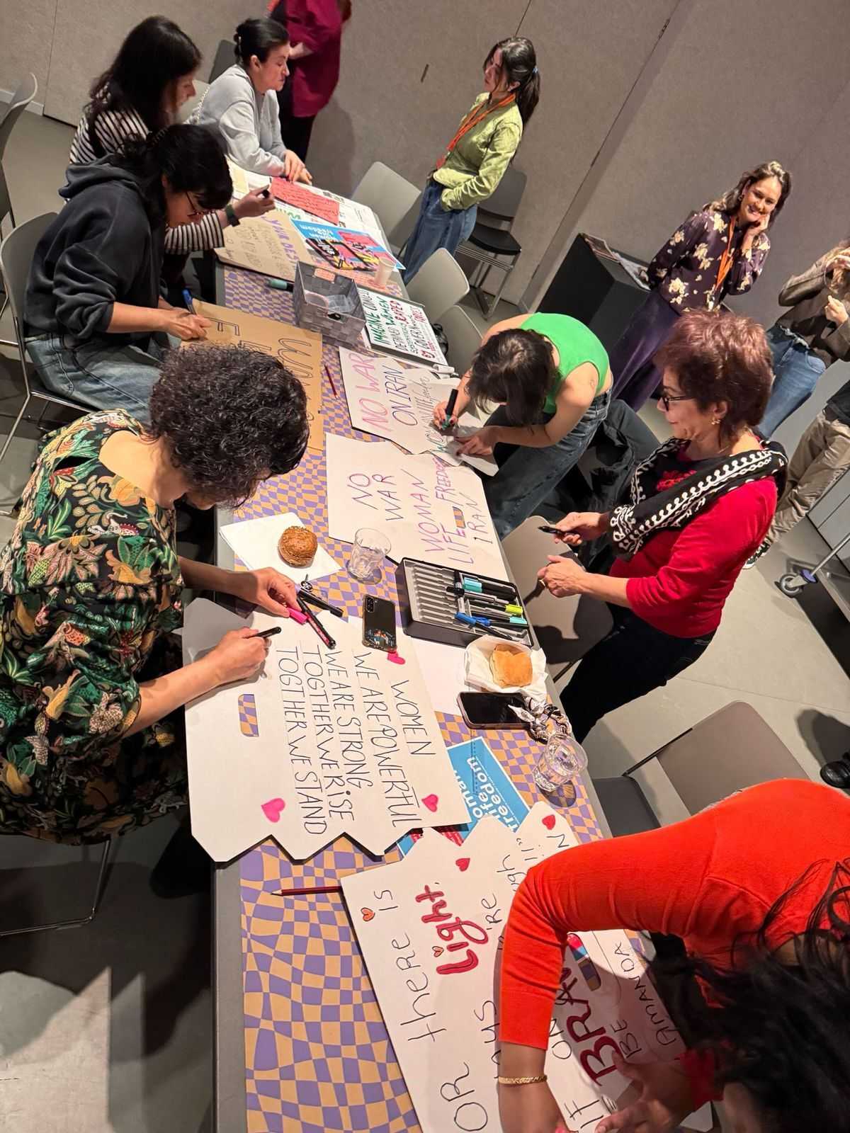 جمعی از ایرانیان و غیر ایرانیان در هشت مارس