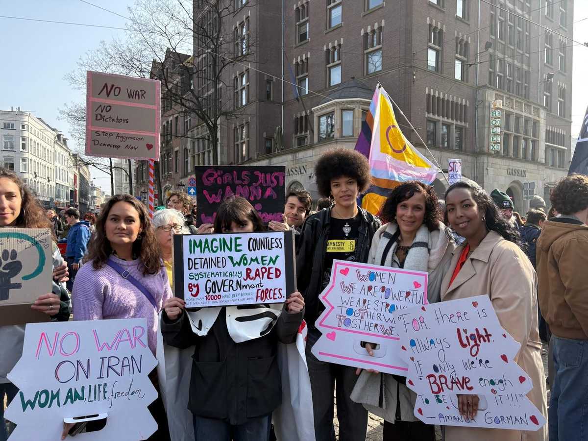 جمعی از ایرانیان و غیر ایرانیان در هشت مارس