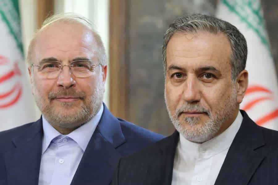 تصویری از چهرههای عباس عراقچی و محمدباقر قالیباف در کنار پرچمهای جمهوری اسلامی ایران