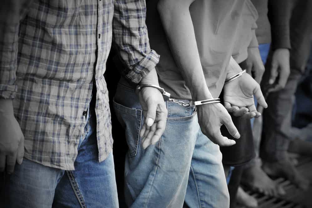 تصویری از دستان دستبند خورده چند نفر