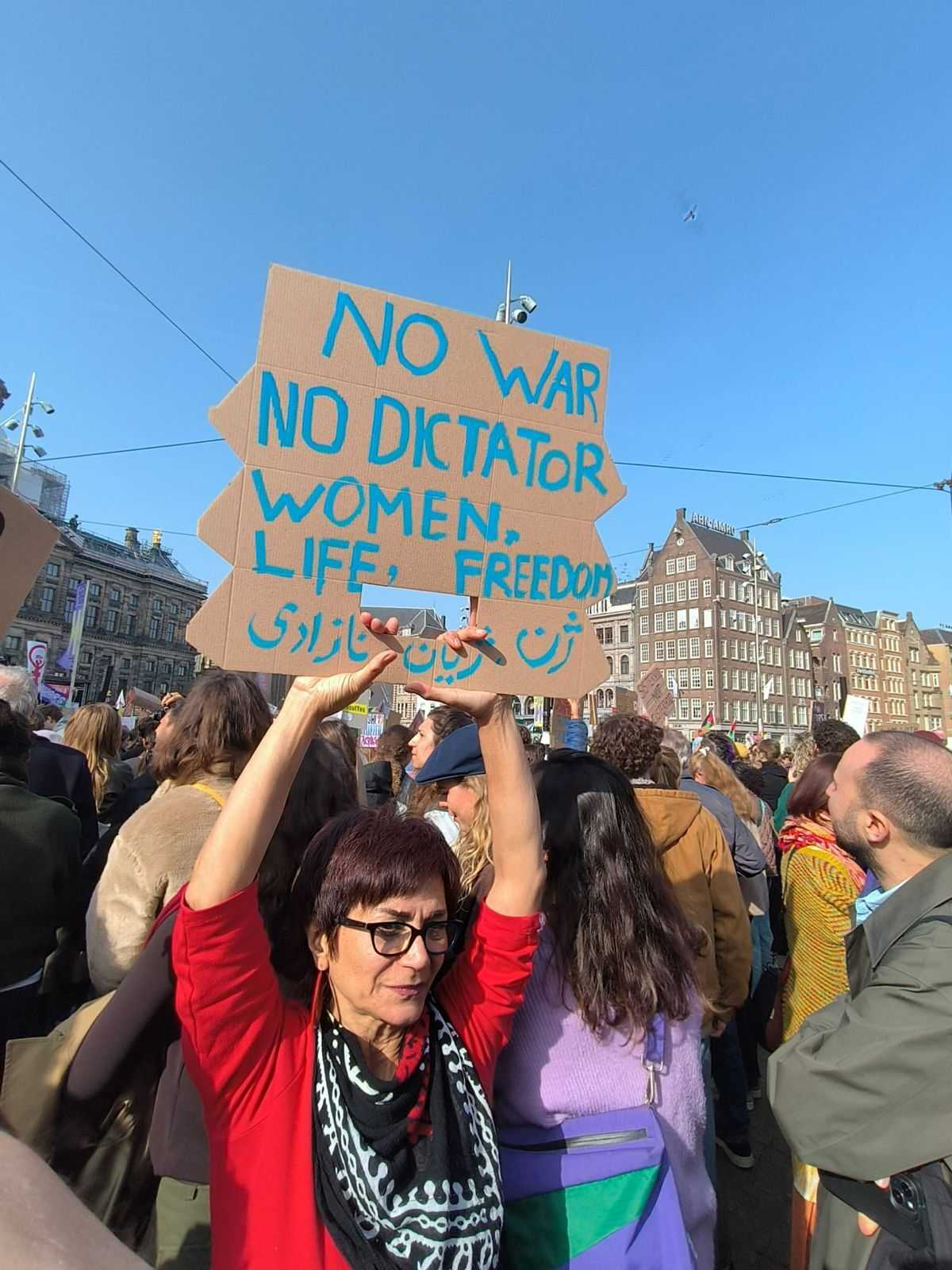 جمعی از ایرانیان و غیر ایرانیان در هشت مارس