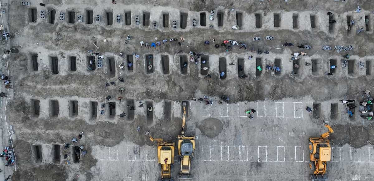 قبر کندنها برای جنازه کودکان مدرسه میناب