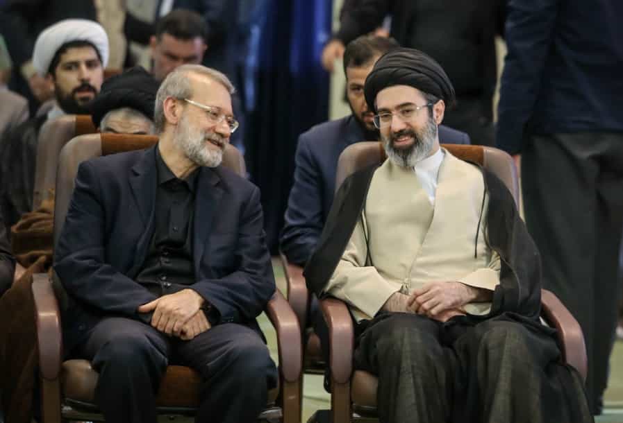 مجتبی خامنه‌ای در کنار علی لاریجانی دو سکاندار بعد از کشته شدن علی خامنه‌ای