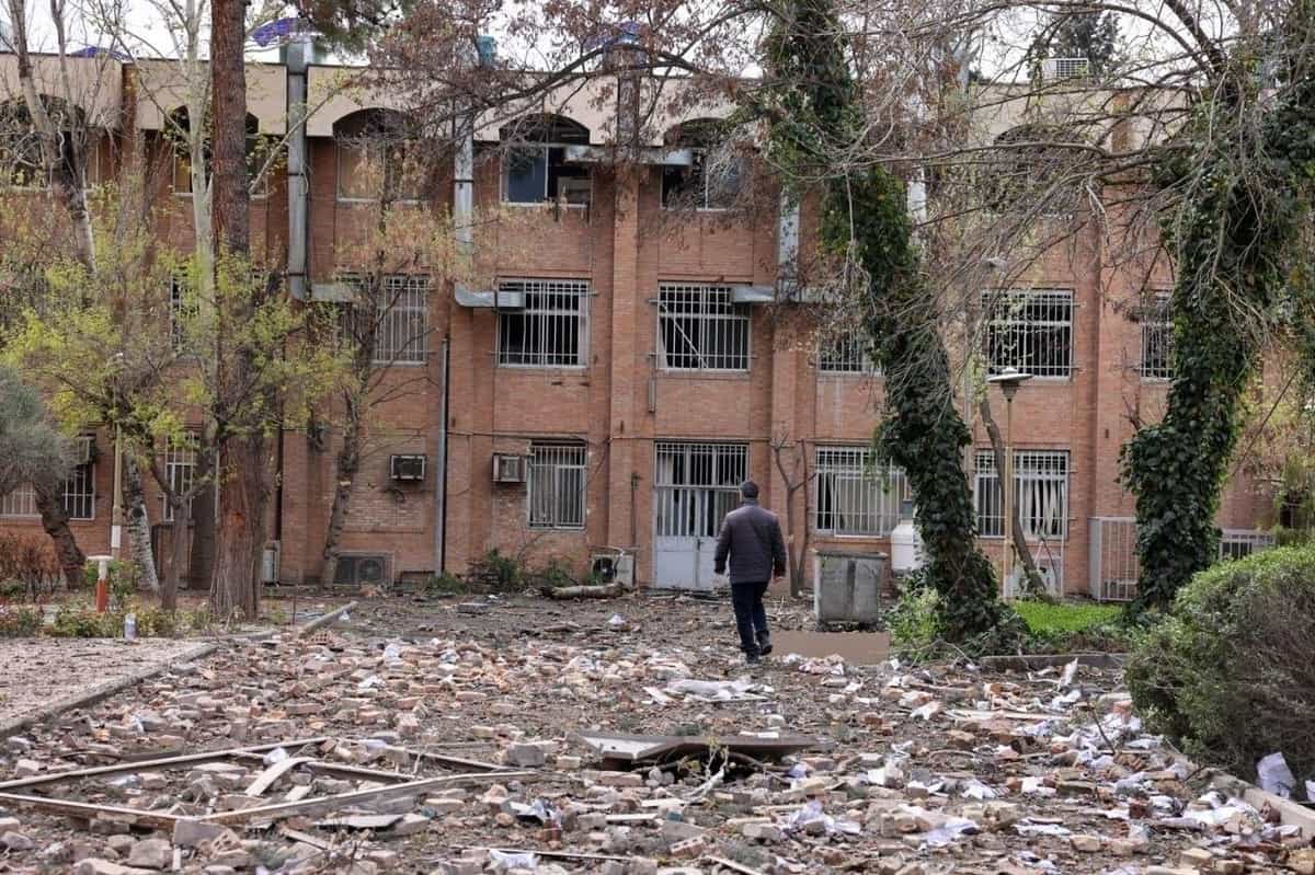 حمله به دانشگاه علم و صنعت فضای خارجو یک مرد از پشت سرد