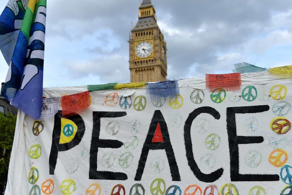 پلاکاردی که رویش نوشته صلح