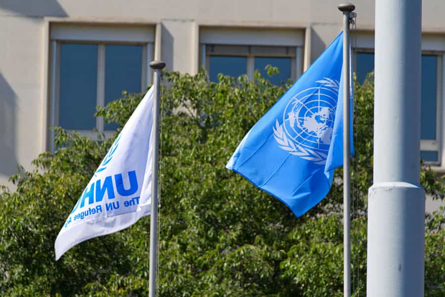 پرچم‌های سازمان ملل متحد و کمیساریای عالی پناهندگان سازمان ملل متحد در مقر این سازمان در شهر ژنو سوئیس در اهتزازند.